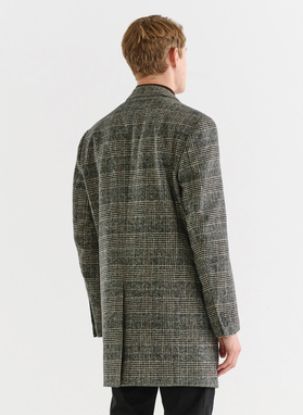 Brązowy płaszcz męski w kratę