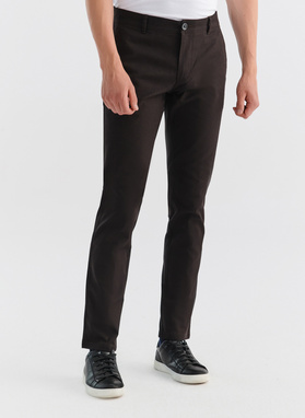 Ciemnobrązowe spodnie męskie o kroju Slim Fit