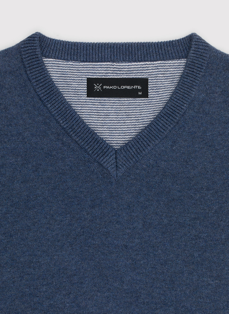 Niebieski męski sweter w serek