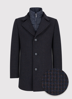 Brązowy płaszcz męski w drobną kratę