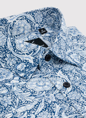 Koszula w kwiatowy wzór na granatowym tle