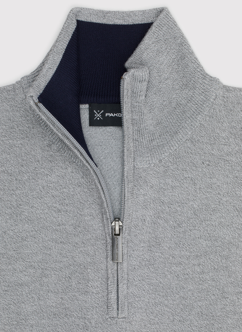 Szary sweter z wysoką stójką zapinaną na zamek