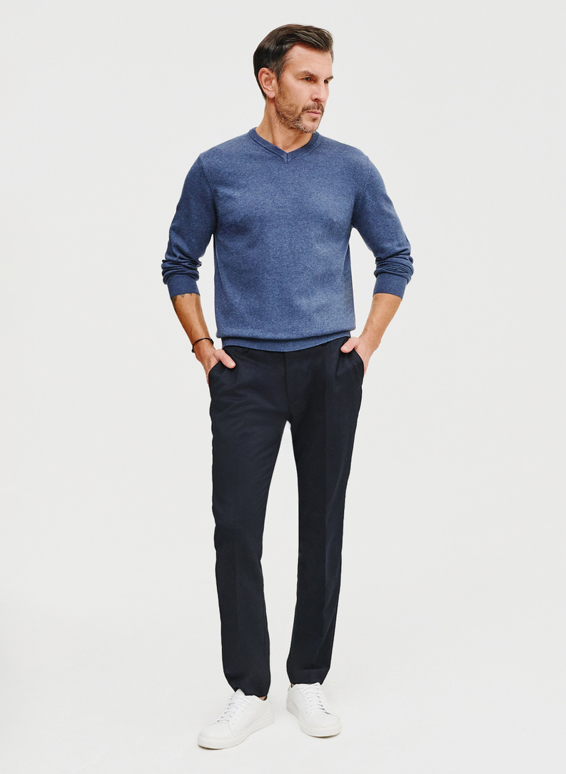 Niebieski męski sweter w serek