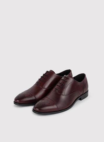 Bordowe buty męskie typu brogsy 