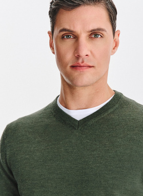 Wełniany sweter w kolorze zielonym