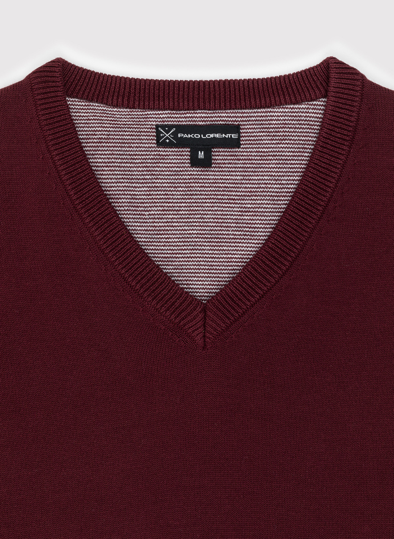 Bordowy gładki sweter męski z dekoltem w serek