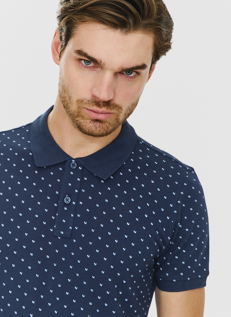 Granatowy t-shirt polo w geometryczny wzór