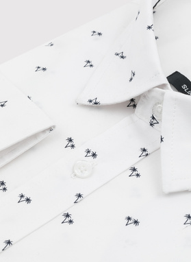 Biała koszula w palmy