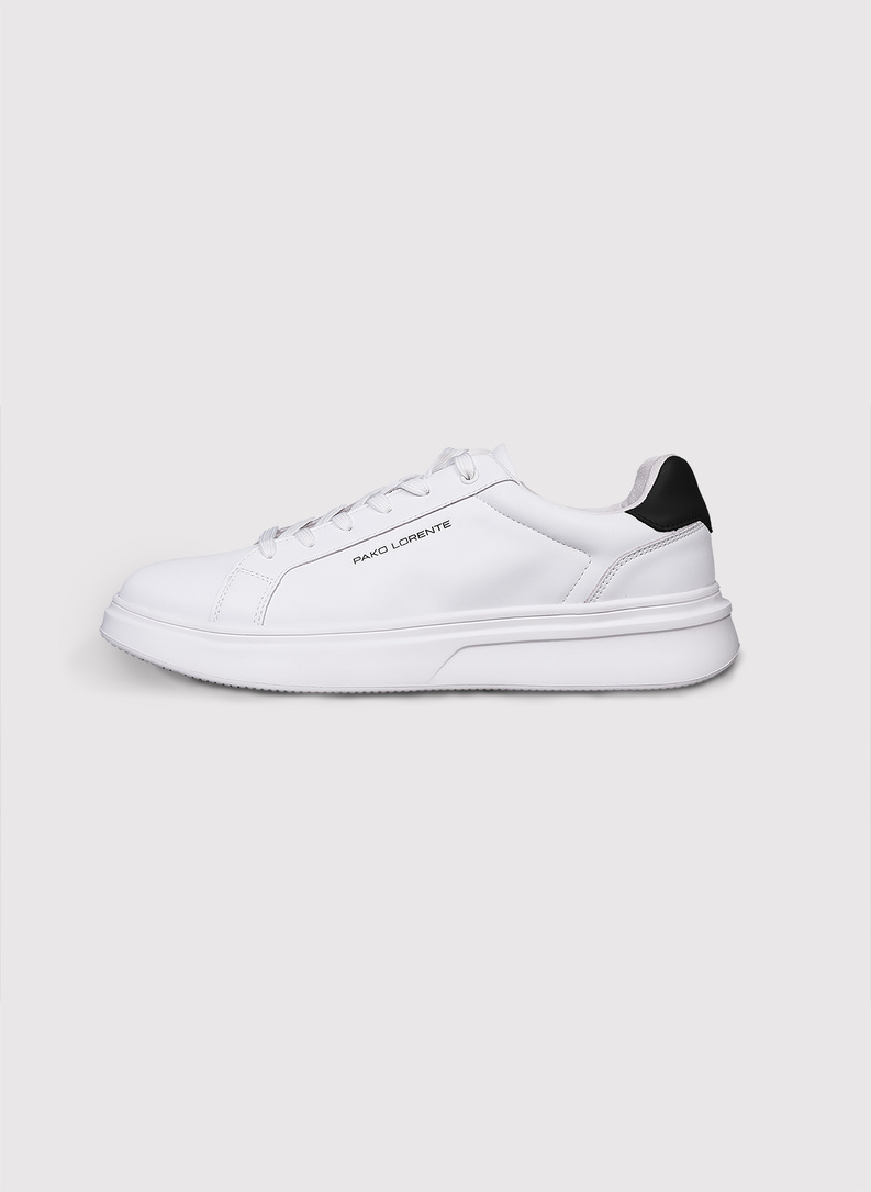 Białe sneakersy męskie z czarnym zapiętkiem