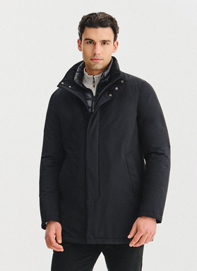 Czarna kurtka z odpinanym kołnierzem