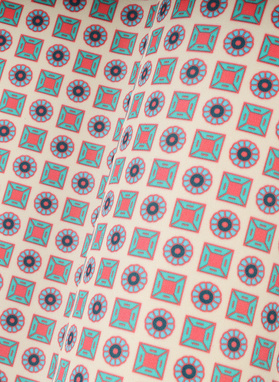 Beżowa poszetka w kolorowy mikrowzór