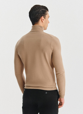 Beżowy gładki golf męski