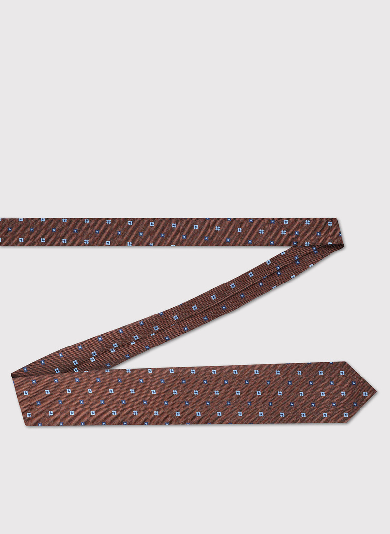 Brązowy krawat we wzór