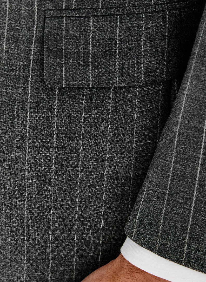 Wełniany szary garnitur w prążek