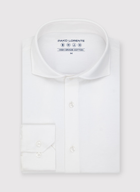 Biała dzianinowa koszula męska