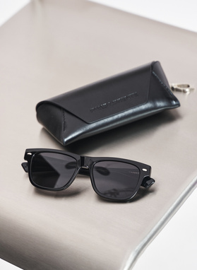 Czarne okulary przeciwsłoneczne