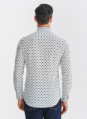 Biała koszula w niebieski wzór geometryczny