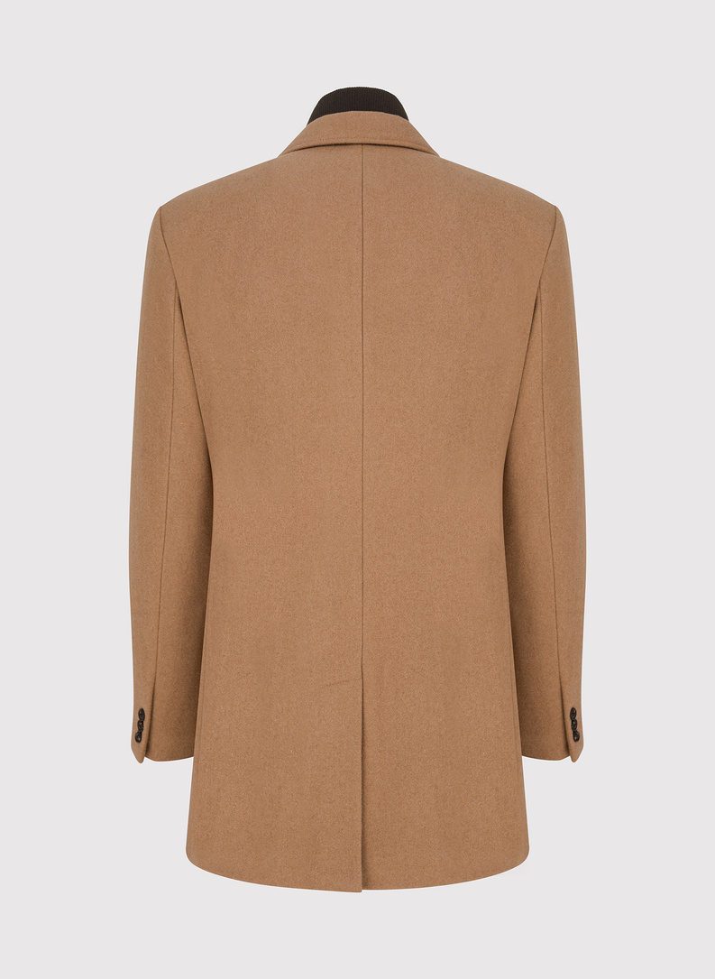 Beżowy płaszcz męski z odpinanym kołnierzem