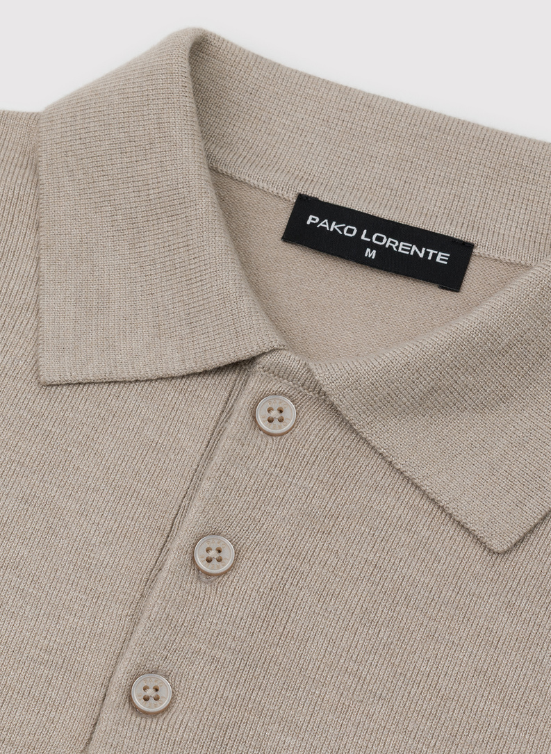 Beżowy sweter z kołnierzykiem polo
