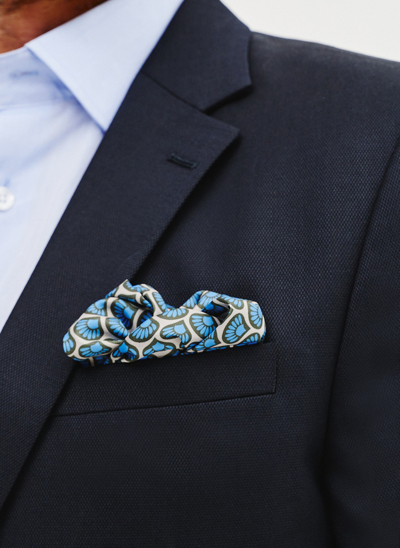 Gładki granatowy garnitur męski