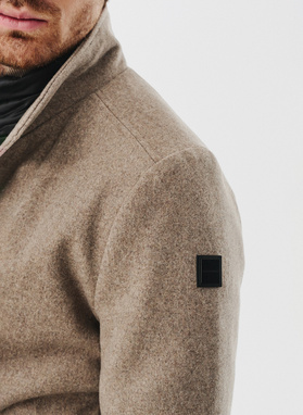 Beżowy płaszcz męski z odpinaną stójką