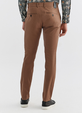 Jasnobrązowe spodnie męskie o kroju Slim Fit