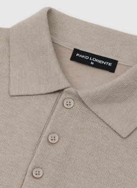 Beżowy sweter z kołnierzykiem polo