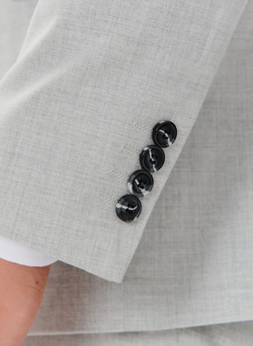 Dwuczęściowy jasnoszary garnitur męski