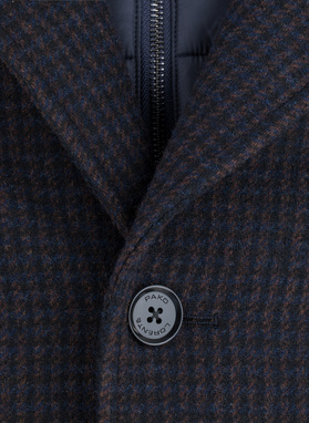 Brązowy płaszcz męski w drobną kratę