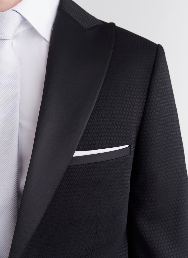 Czarna marynarka smokingowa w mikrowzór 
