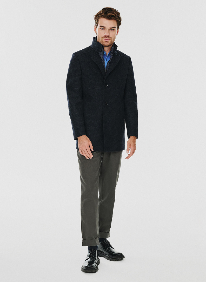 Granatowy płaszcz męski w drobną kratę