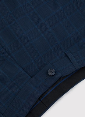 Granatowy garnitur w delikatną niebieską kratkę
