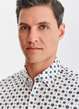 Biała koszula w niebieski wzór geometryczny