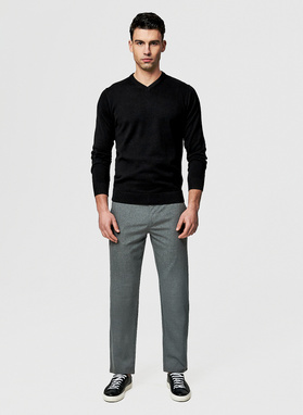 Czarny męski sweter w serek 