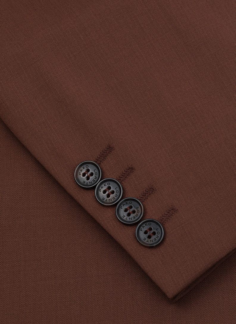 Gładki brązowy garnitur męski