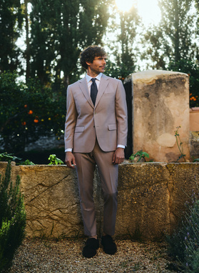 Gładki różowy garnitur męski