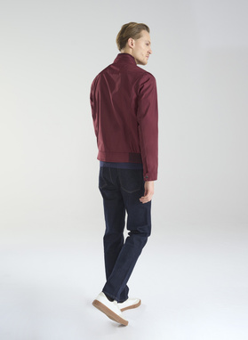 Czerwona krótka kurtka męska