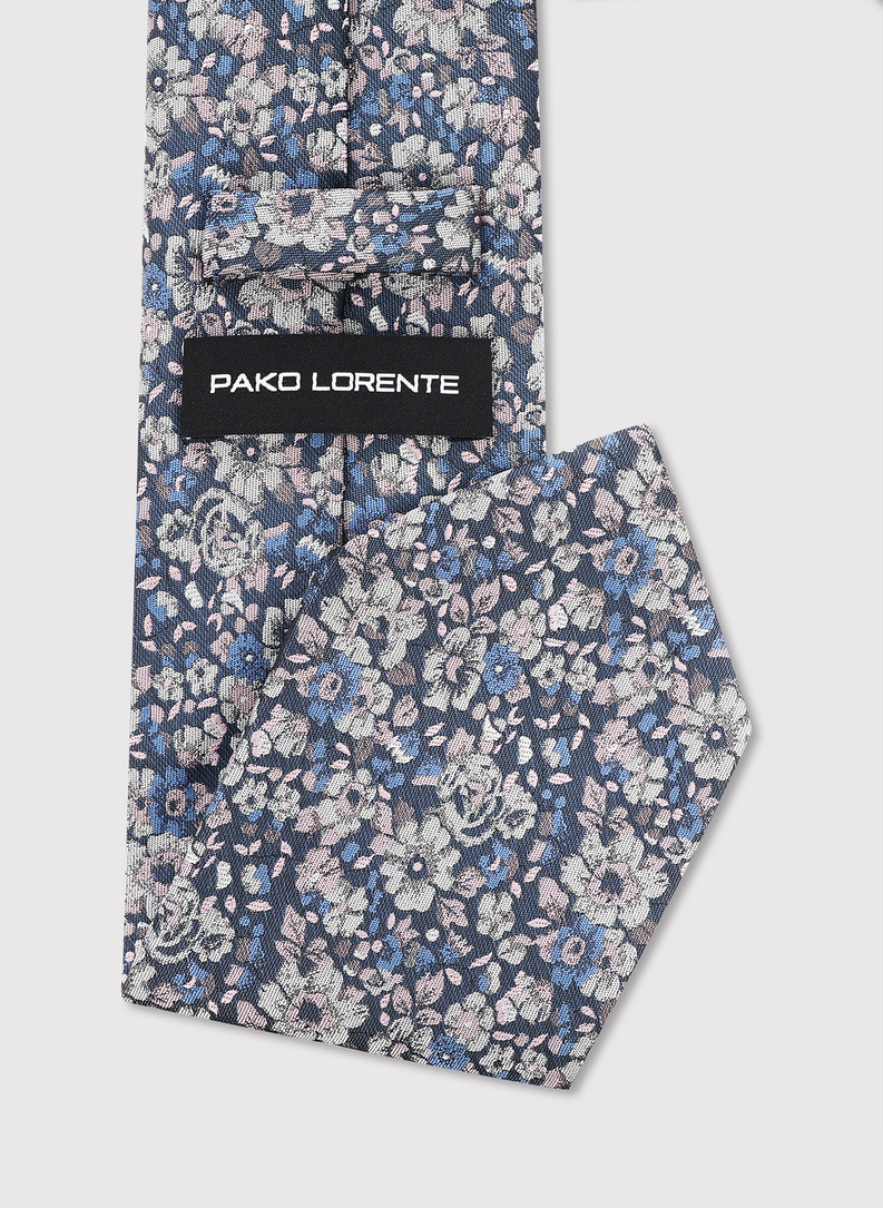 Niebieski krawat w kwiatowy wzór