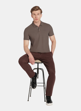 Brązowy t-shirt polo na trzy guziczki