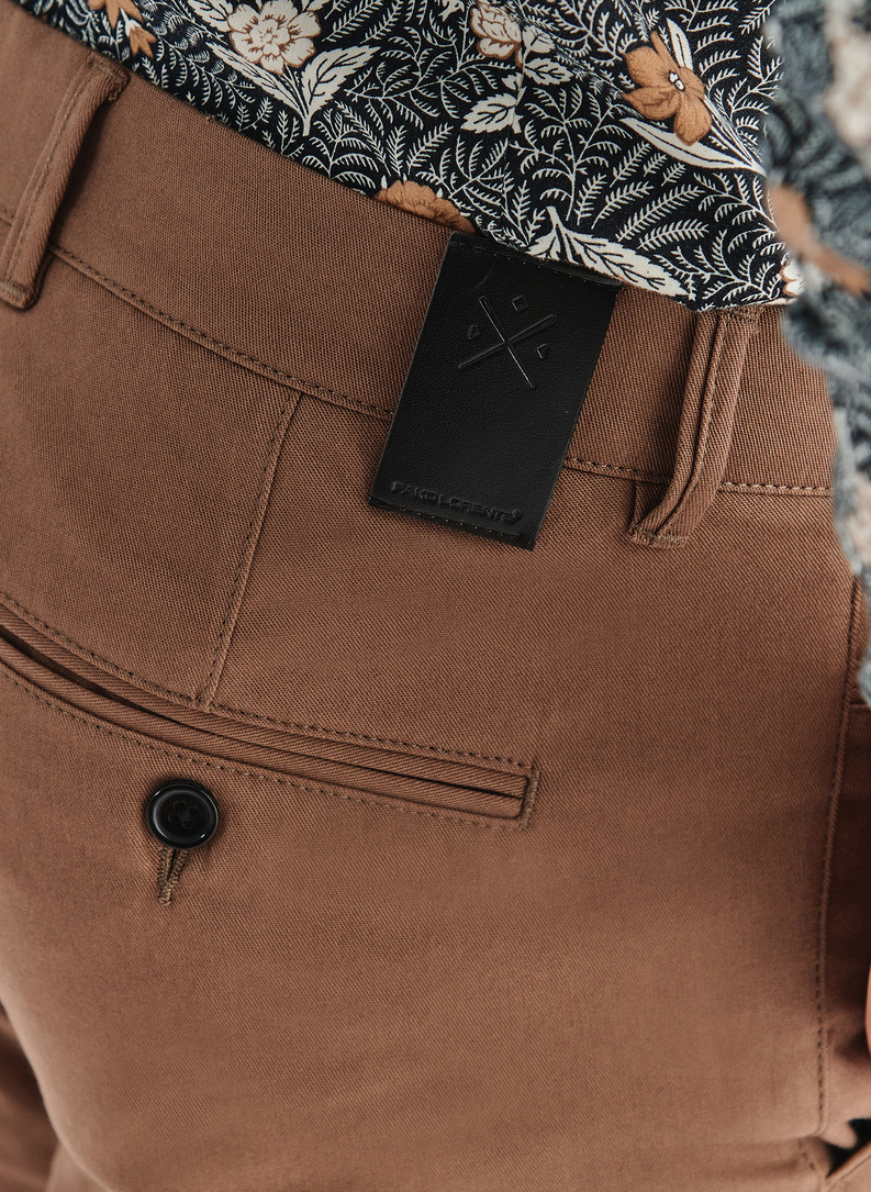 Jasnobrązowe spodnie męskie o kroju Slim Fit