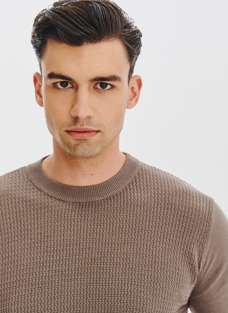 Brązowy sweter męski