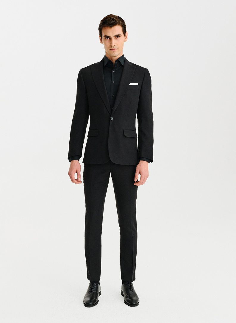 Czarna marynarka garniturowa