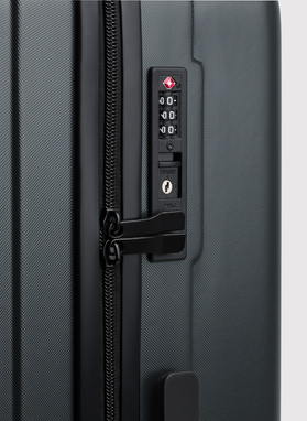 Duża czarna walizka ze żłobieniami