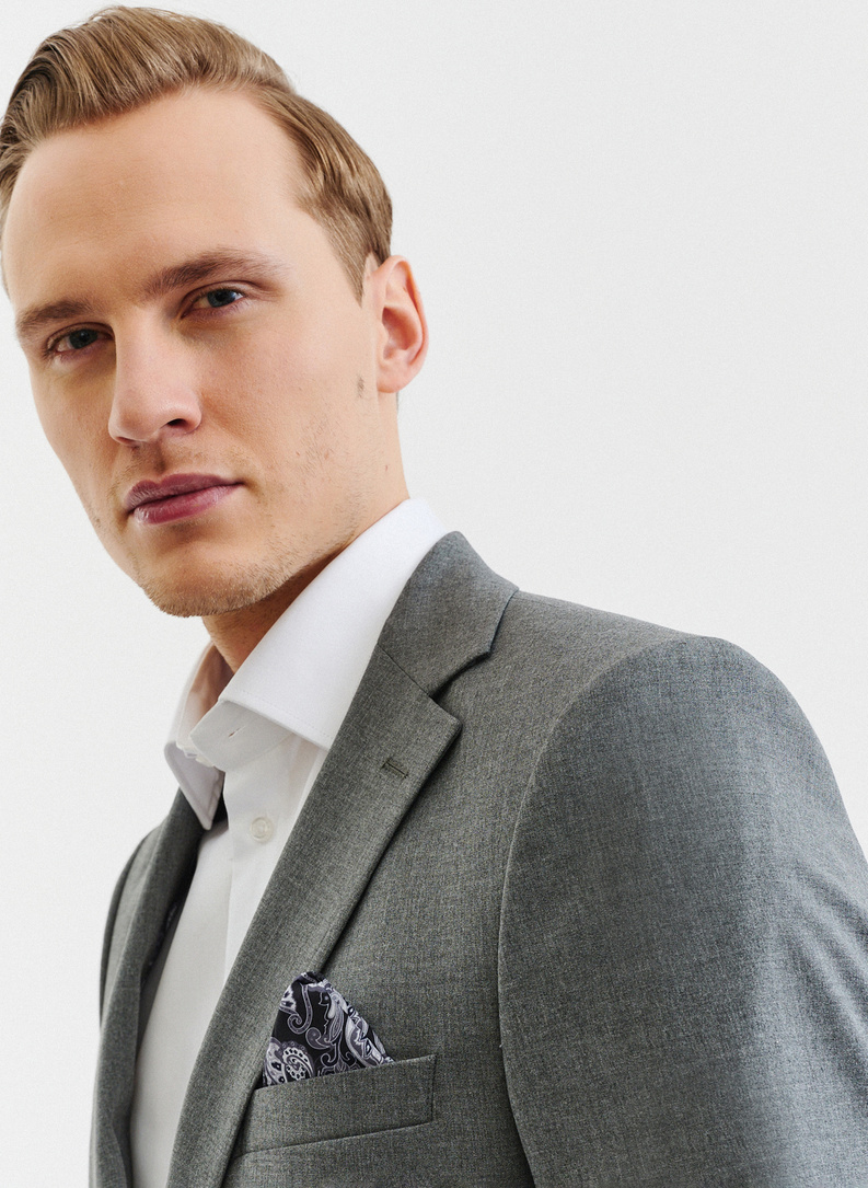 Gładki szary garnitur męski