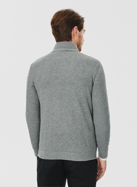 Szary sweter z wysoką stójką zapinaną na zamek