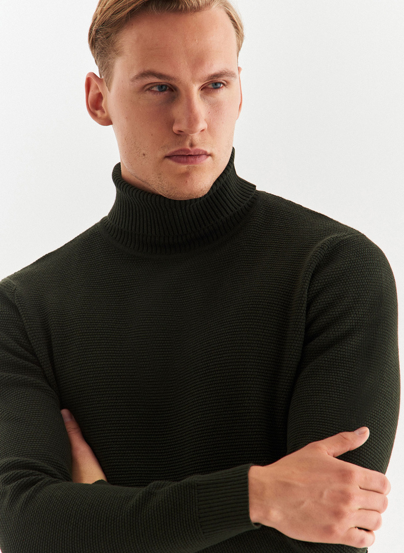 Sweter z golfem w kolorze zielonym