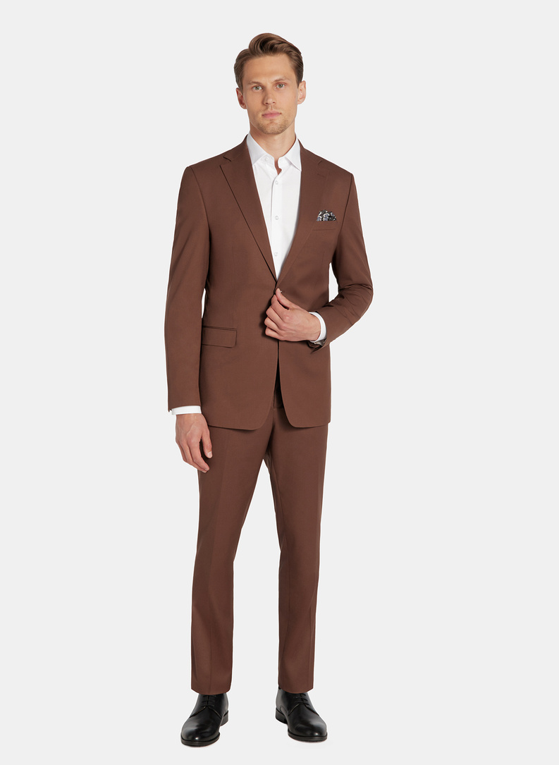 Gładki brązowy garnitur męski
