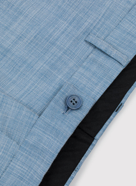 Niebieski garnitur męski o widocznej fakturze