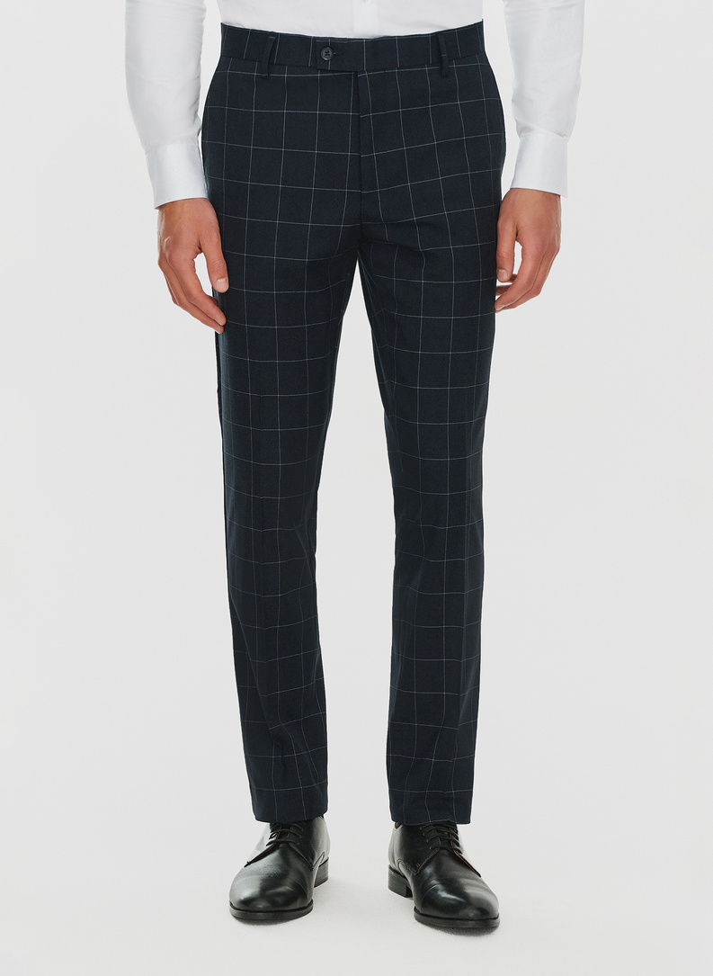 Trzyczęściowy granatowy garnitur męski w kratę