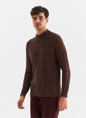 Półgolf z warkoczowym splotem w kolorze brązowym